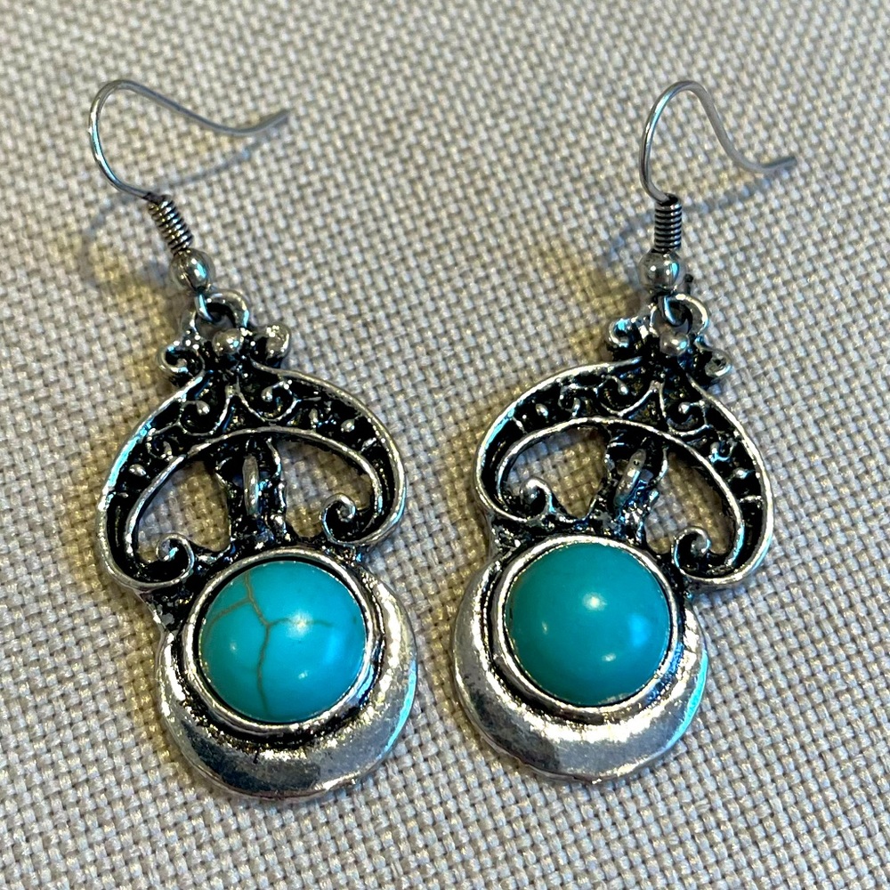 💜 Real Turquoise white gold plated dangling earrings NWOT